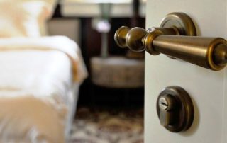 Innvendige dørhåndtak: egenskaper og typer produkter