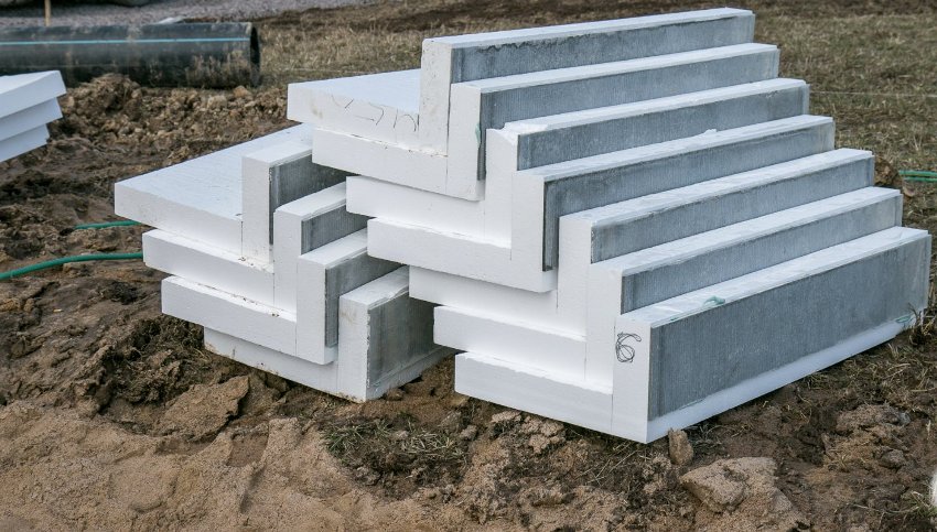 L-blocks are lined with flat slate for laying the foundation