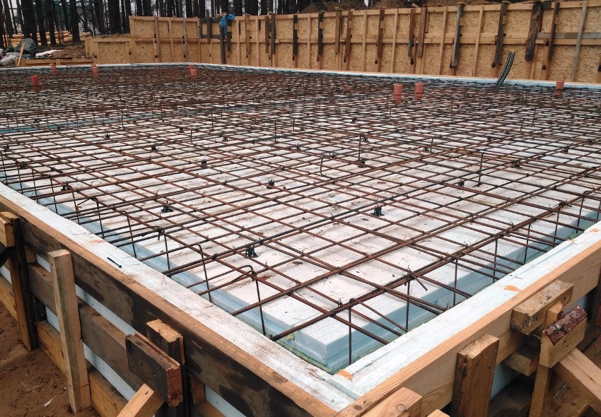 Reinforced mesh prevents cracking of concrete, excludes damage to the foundation