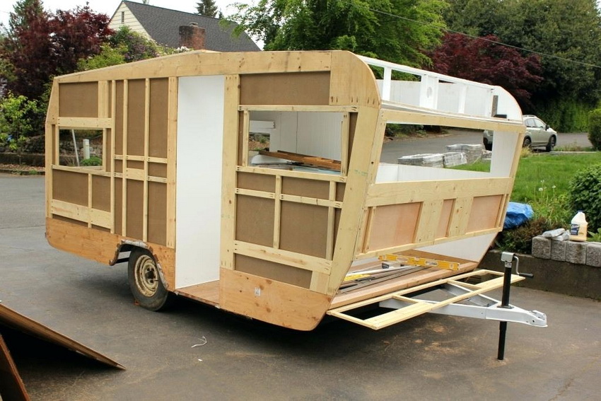 Je celkom možné postaviť obytný dom na kolesách alebo prívesnom vozíku svojpomocne, ak máte potrebné materiály a určité zručnosti