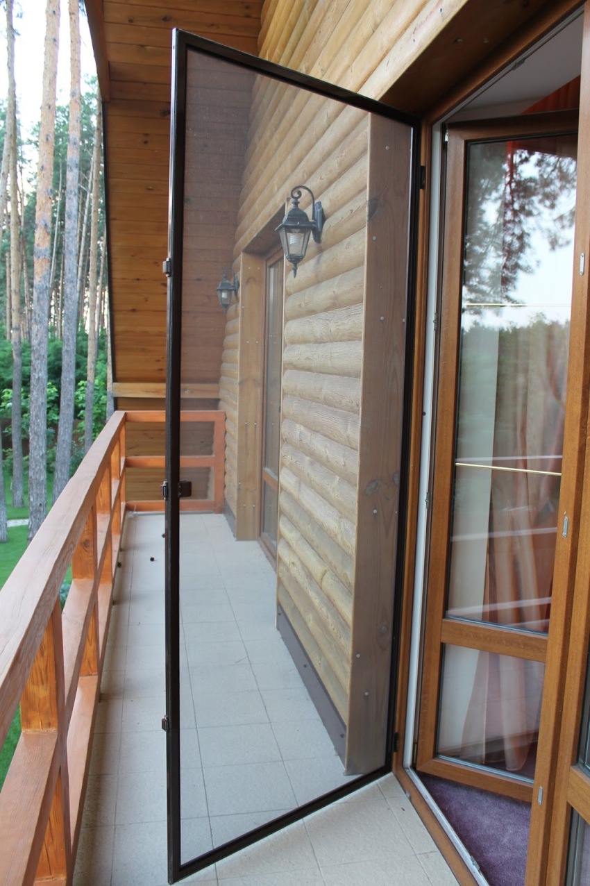 Pribor za ljuljanje može se ugraditi ne samo na vrata balkona, već i na verandu, ulazna vrata seoskih kuća