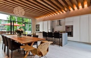 Drevený strop v dome: výber vysoko kvalitnej technológie opláštenia a usporiadania