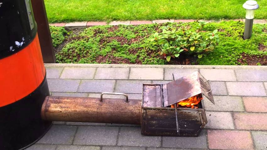 Et koldrøget røghus består af tre hovedblokke: en ildkammer, et rygerum og en skorsten, der forbinder dem