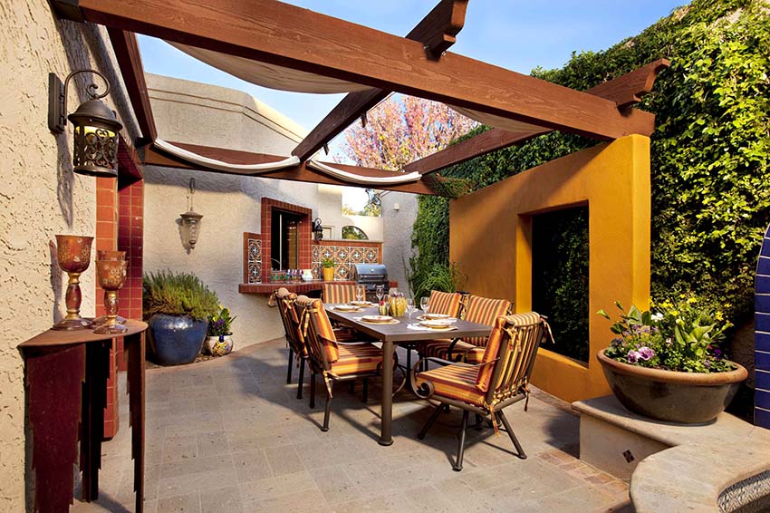 En pergola kan være et sted for en udendørs spiseplads