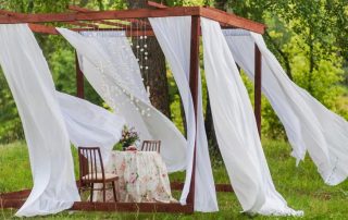 Utendørs gardiner for lysthus og veranda: vakker beskyttelse mot insekter og solen