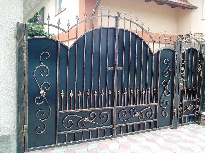 Porțile din fier forjat pot fi combinate cu garduri din orice materiale