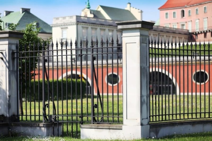 O poartă deschisă arată cel mai bine cu un gard de același tip