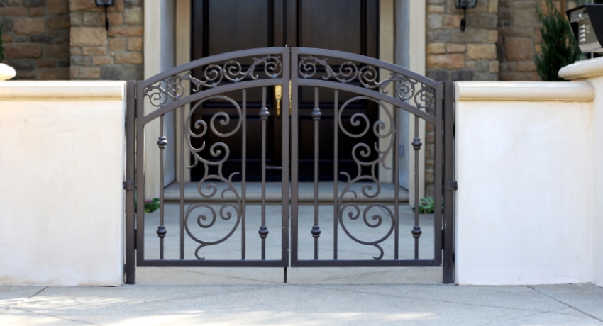Porți din fier forjat: fotografii ale unor structuri metalice elegante