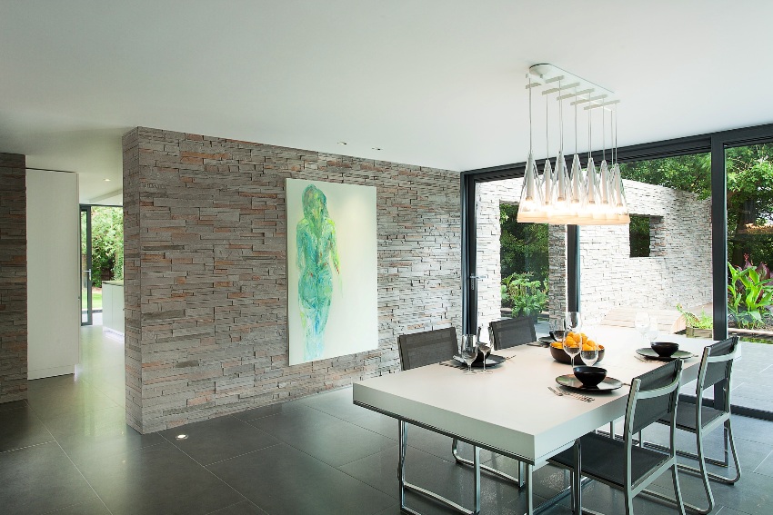 Partition made of pino blocks finished with tiles perfectly retains heat and has a high level of sound insulation