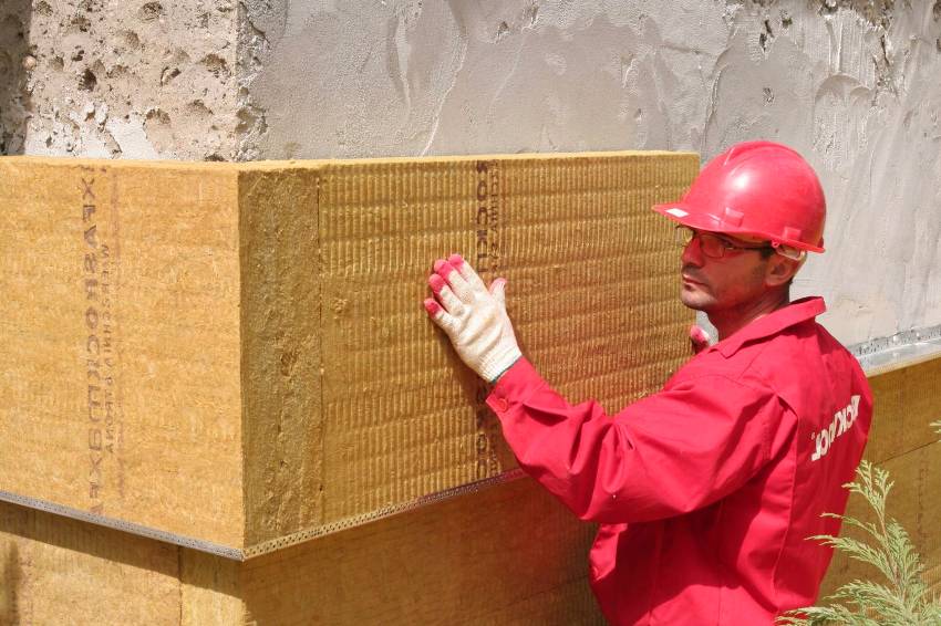 En la construcció d’una façana humida, la llana mineral s’utilitza més sovint com a escalfador.