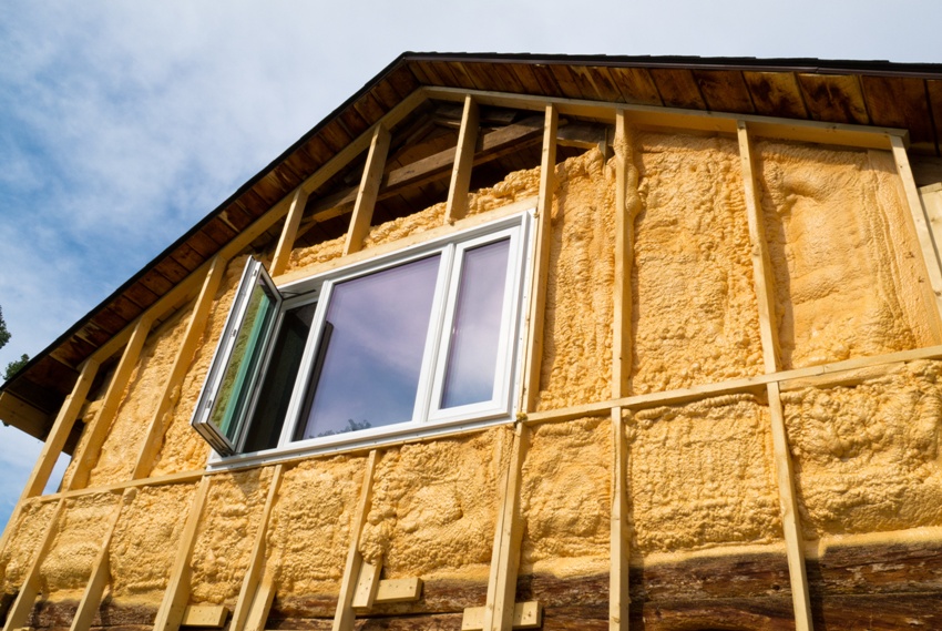 Metoden til isolering af en våd facade er kendetegnet ved flerlag, hvor hvert lag spiller en vigtig rolle i processen med isolering og dekoration