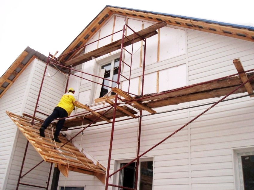 Installation af en ventileret facade kan udføres når som helst på året i modsætning til den våde metode