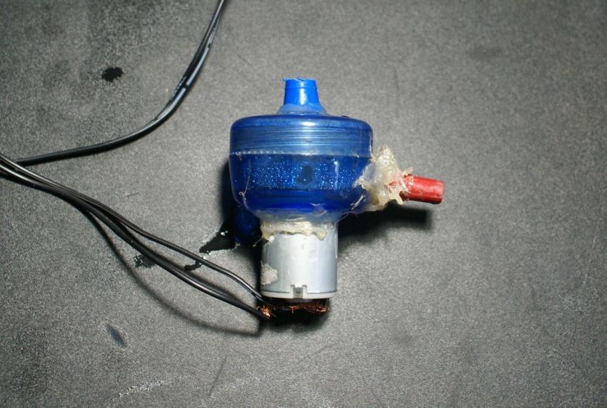 Pumpen er et af hovedelementerne i en springvandspumpe, som kan fremstilles manuelt