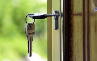 Zadlabací zámek pro dřevěné dveře: spolehlivá ochrana bytu před vloupáním