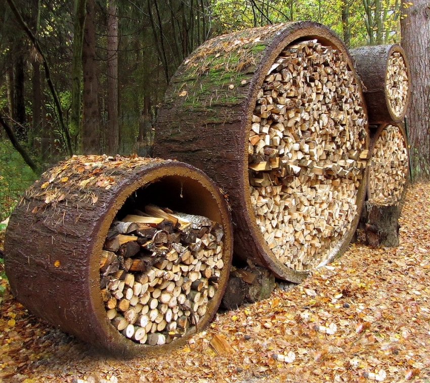 Ako je volumen drva za ogrjev prevelik, tada ga možete pohraniti na otvorenom prostoru.