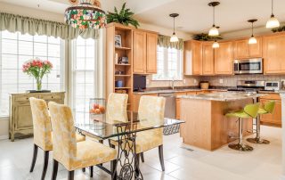 Skleněný kuchyňský stůl: stylový design pro každý interiér