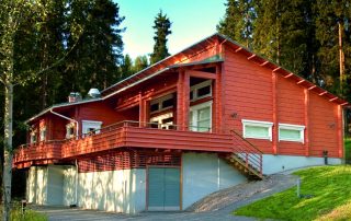 Domy z lepeného laminovaného dřeva: stavební projekty s úspěšným uspořádáním