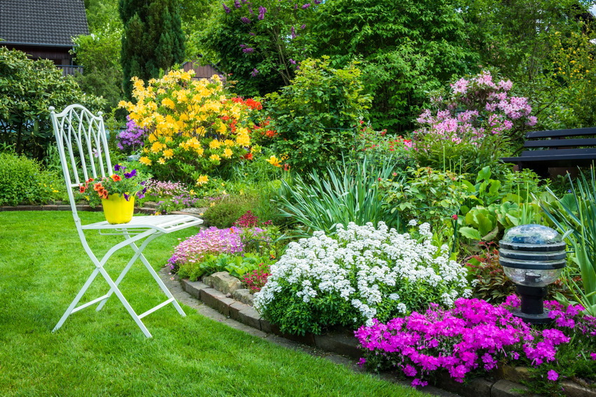 Pentru a crea un pat de flori de grădină frumos, trebuie să aranjați florile în funcție de modele și timp de înflorire