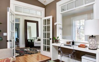 Interior doors with glass: an original and functional solution