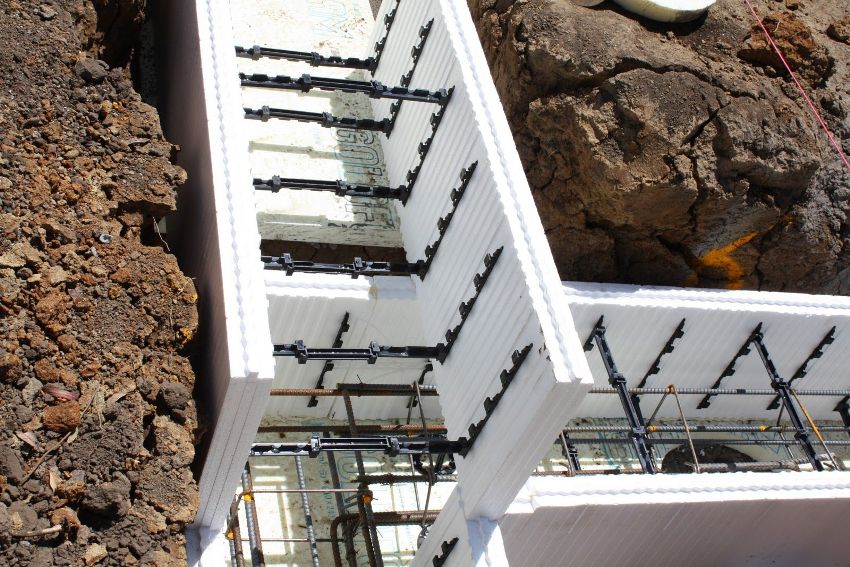 Først monteres den første række i forskallingen, som vil blive brugt til at hælde beton.