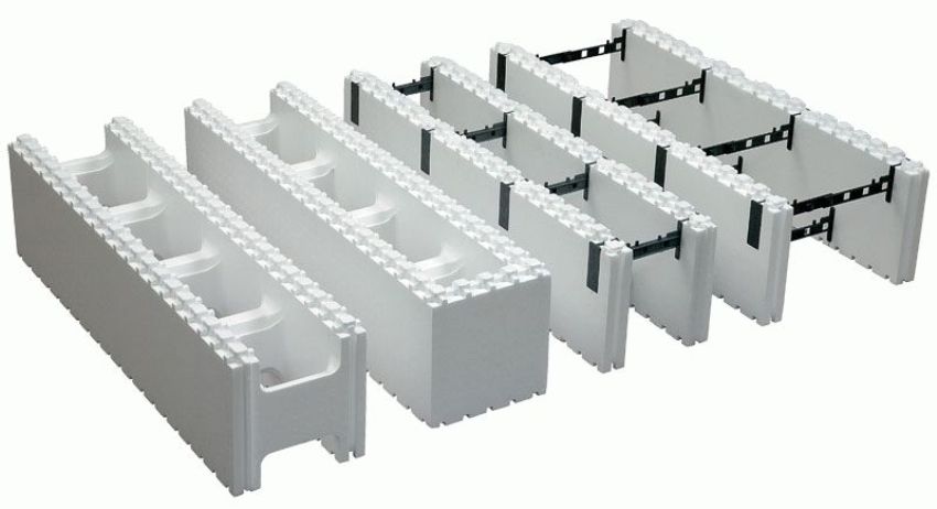 Forskallingsblokke af polystyrenskum er meget lette, så konstruktionen kan udføres uden brug af tungt udstyr