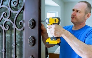 Réparation de portes d'entrée métalliques: comment réparer vous-même une toile