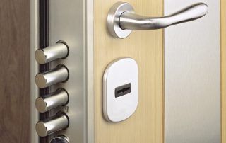 Metal door lock: choosing a reliable device to protect your home