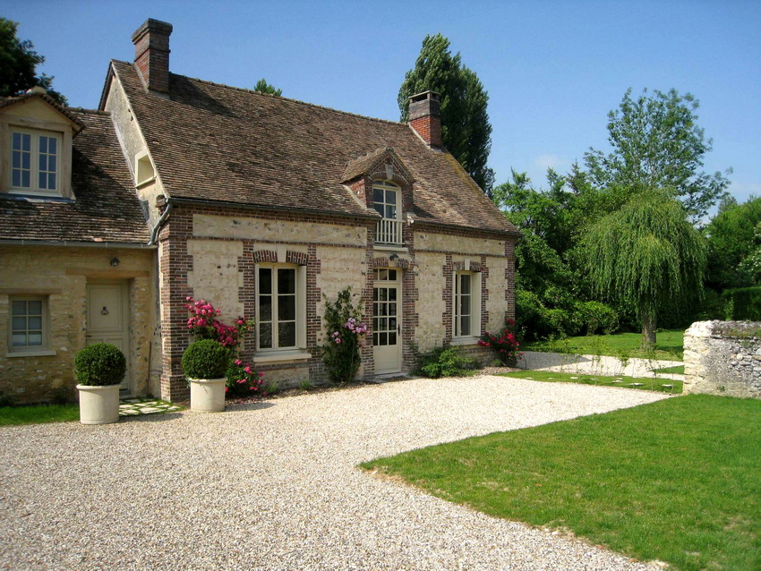 Najčešće je krajobrazni dizajn kuća u stilu Provence jednostavan i nepretenciozan.