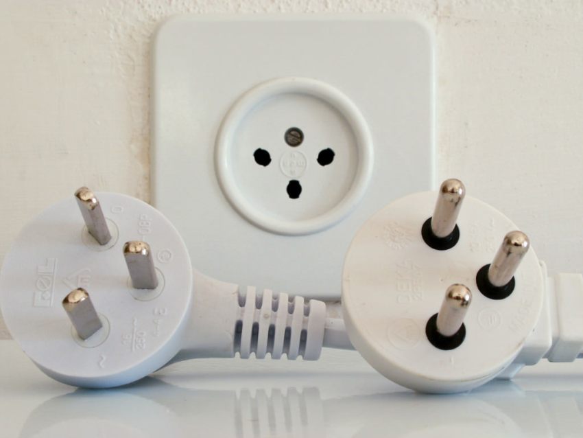 Valget av strømkontakt avgjør påliteligheten til tilkoblingen av kokeapparatet til det elektriske nettverket