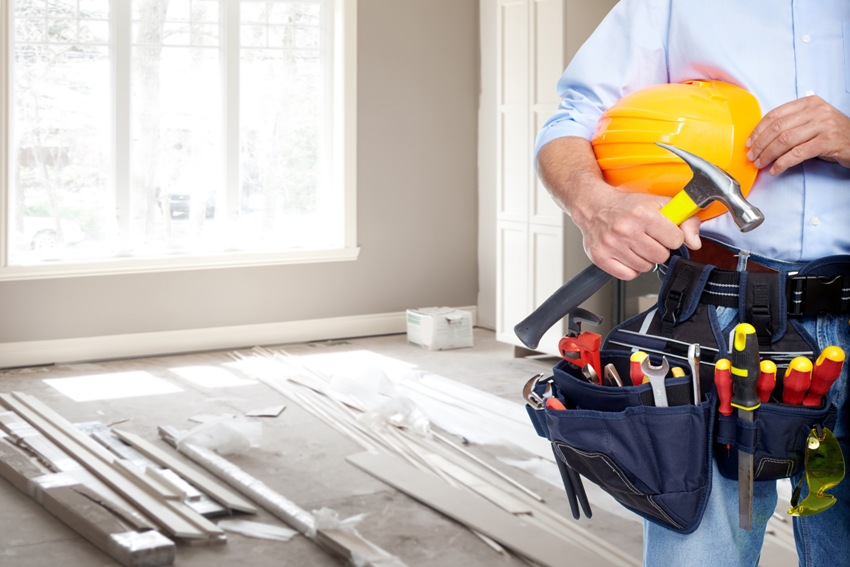 คุณสามารถซ่อมแซมบ้านด้วยมือของคุณเองหรือมอบความไว้วางใจให้กับผู้เชี่ยวชาญ