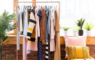 Giá treo quần áo trên sàn: ý tưởng thú vị và sắc thái quan trọng