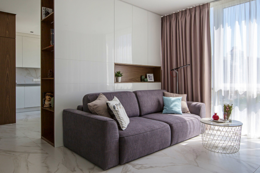 Dnevna soba u stilu minimalizma podrazumijeva podnice u obliku velikih pločica u svijetlim nijansama