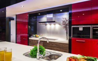 Bucătărie roșie: luminoasă și spectaculoasă, ideală pentru oameni energici și sociabili