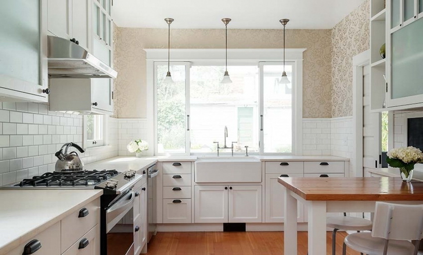 Køkkensættets design skal helt sikkert overlappe med den overordnede udsmykning af rummet.