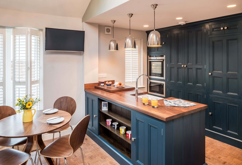 Som regel er køkkenet indrettet i et tilbageholdende farveskema med undtagelse af nogle moderne stilarter.