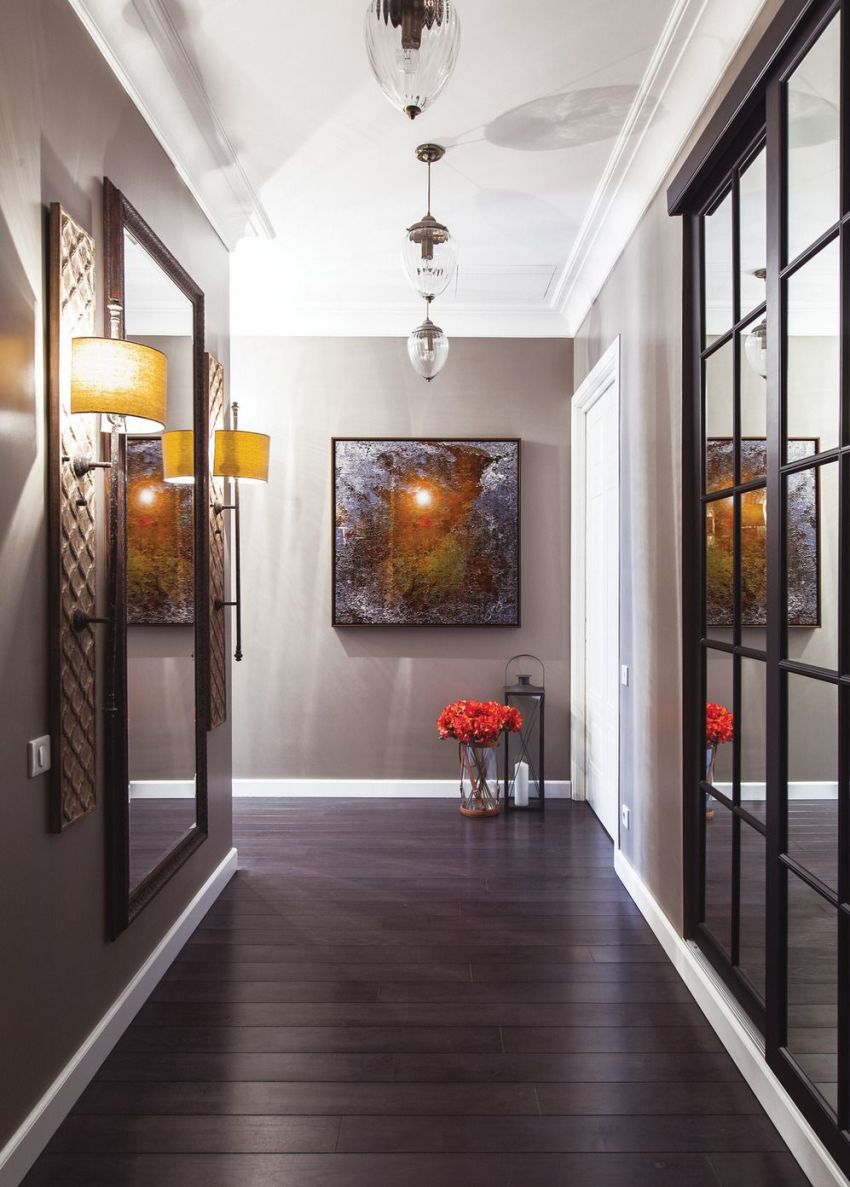 Garderobeskabe med spejle hjælper med at udvide rummet i en lille korridor