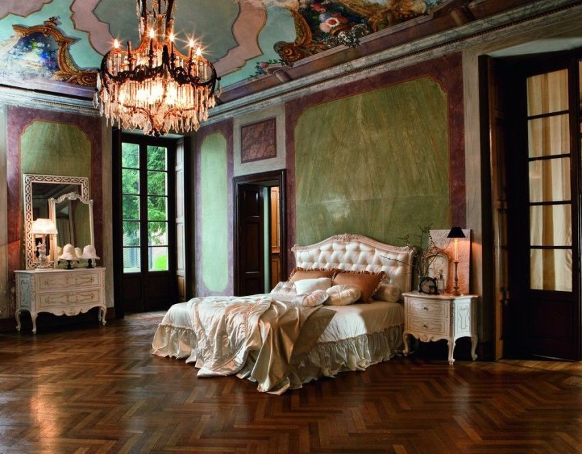 In baroque interiors, colors are often based on contrast