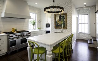 White kitchen with white countertop: ideas for successful design