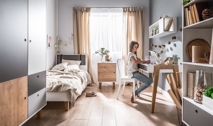 Moderné trendy v dizajne miestnosti pre dievča sú spojené s usporiadaním ľahkého nábytku na pastelovom pozadí