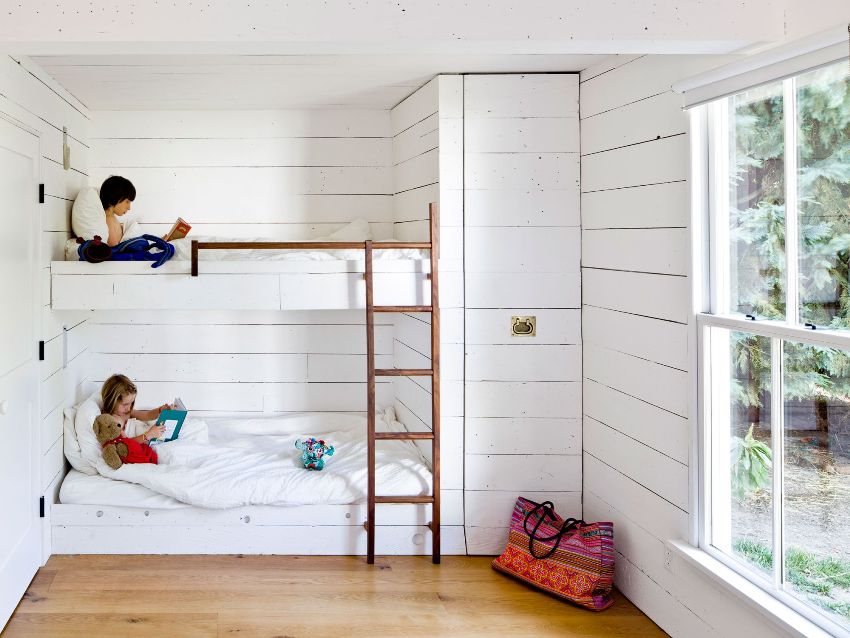 Hlavnými požiadavkami na zdobenie stien detskej izby je úplná bezpečnosť a maximálne pohodlie