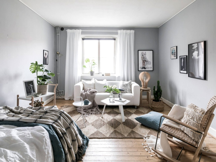 Soveværelse-stue i skandinavisk stil er dekoreret i en lys palet