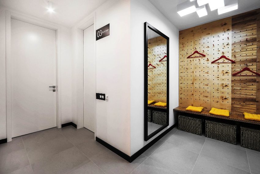 Kako bi ukrasili strop u hodniku, dizajneri preporučuju odabir najjednostavnijih i najsvestranijih rješenja