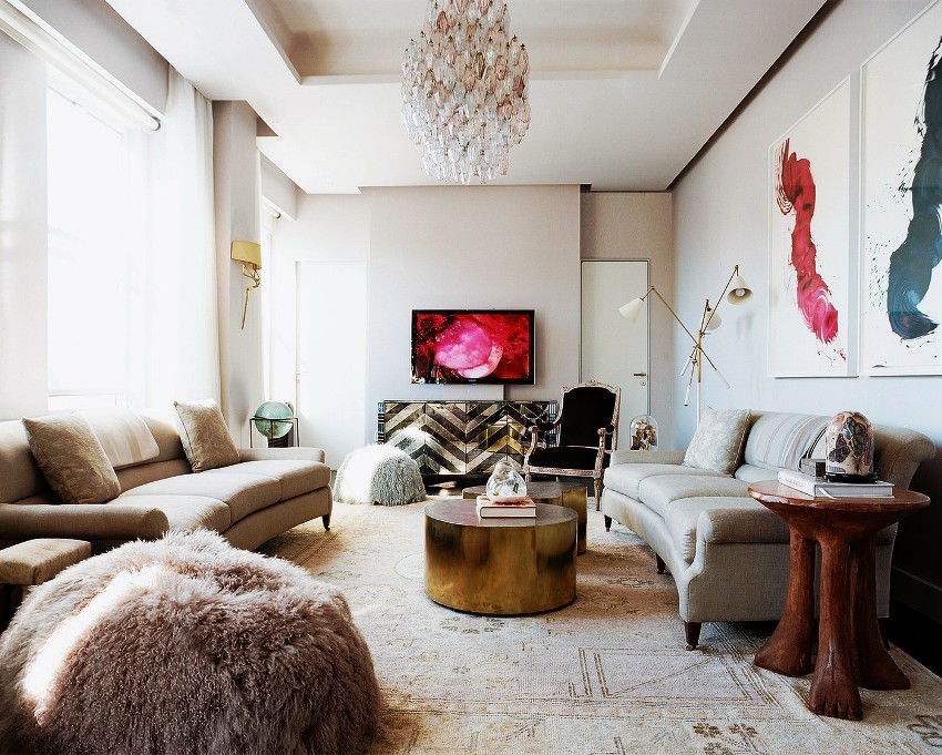 Pokud je místnost malá, pak je rozumné koupit nábytek světlé barvy - to vizuálně rozšíří obývací pokoj