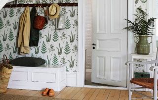 Paper pintat al passadís: una manera d’ajustar la forma de l’habitació