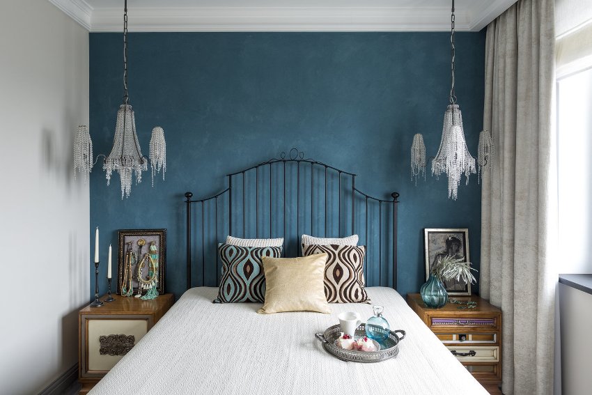 Accentvæggen i toppen af ​​sengen med farve er et godt designtrick til fremhævning af det centrale møbel i et lille soveværelse