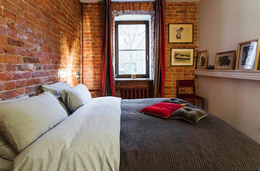 Grove, ubehandlede murstenoverflader passer perfekt ind i et loft-soveværelse på 12 kvm. m