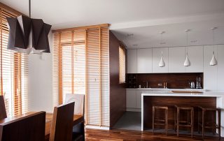 Wooden blinds for windows: the perfect union of practicality and natural beauty