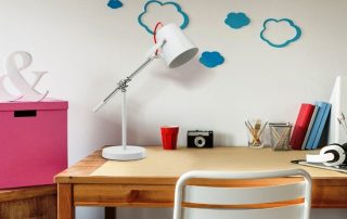 Lampe de table pour le bureau: comment choisir avec précision l'option que vous souhaitez