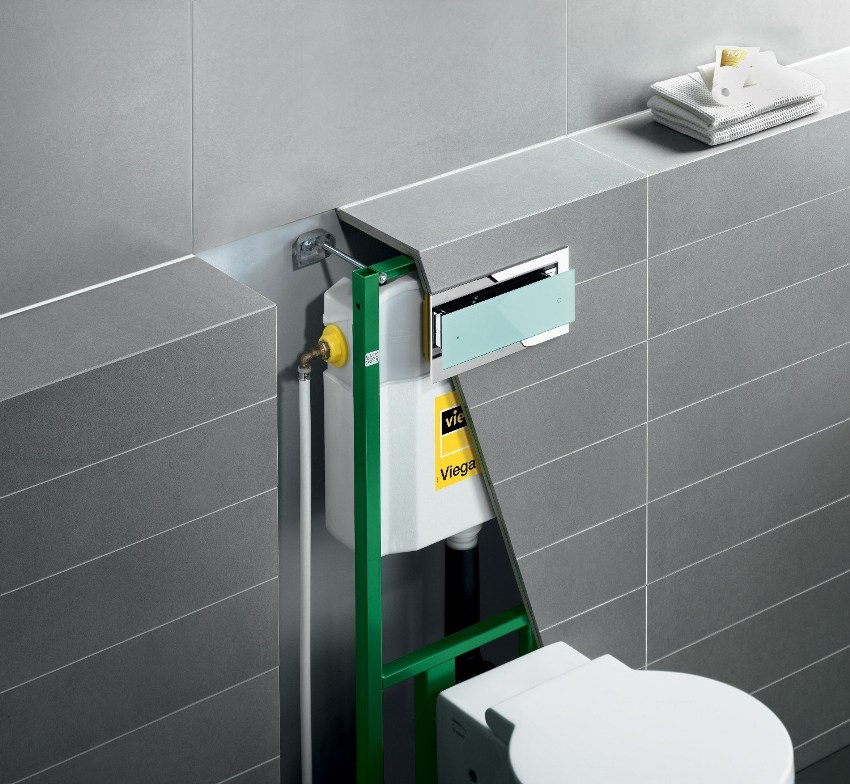Flush cisterner til væghængte toiletskåle er lavet af plast med en tykkelse på 85-95 mm, en bredde på op til 500 mm
