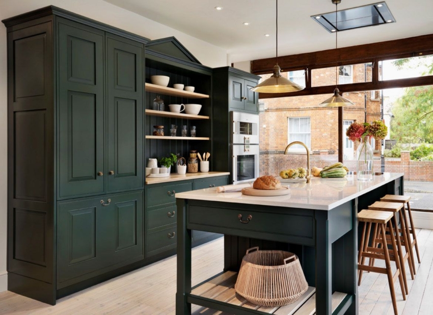 Moderne køkkenskabe ligner en typisk garderobe fra gulv til loft